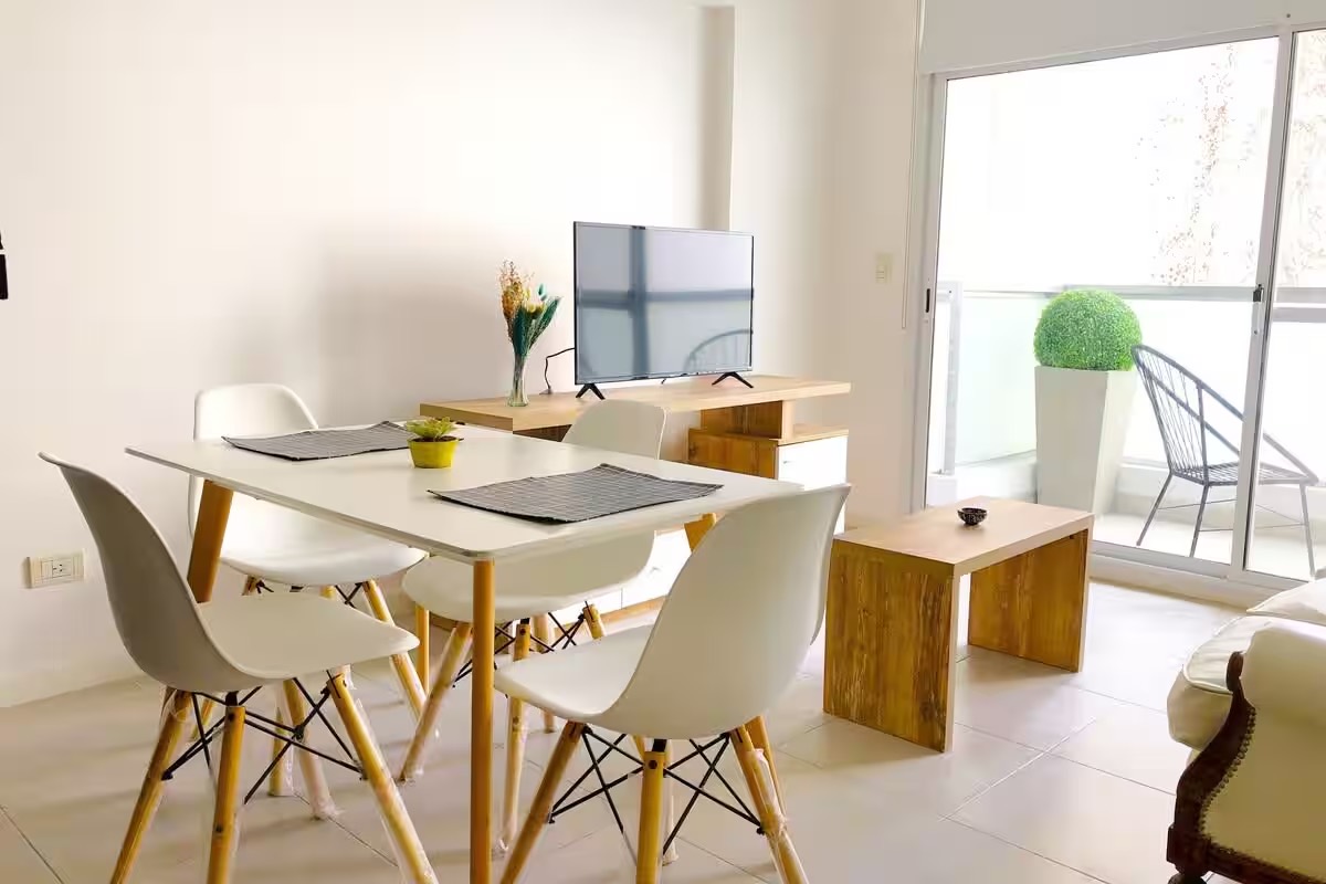 Sala com mesa de jantar e varanda