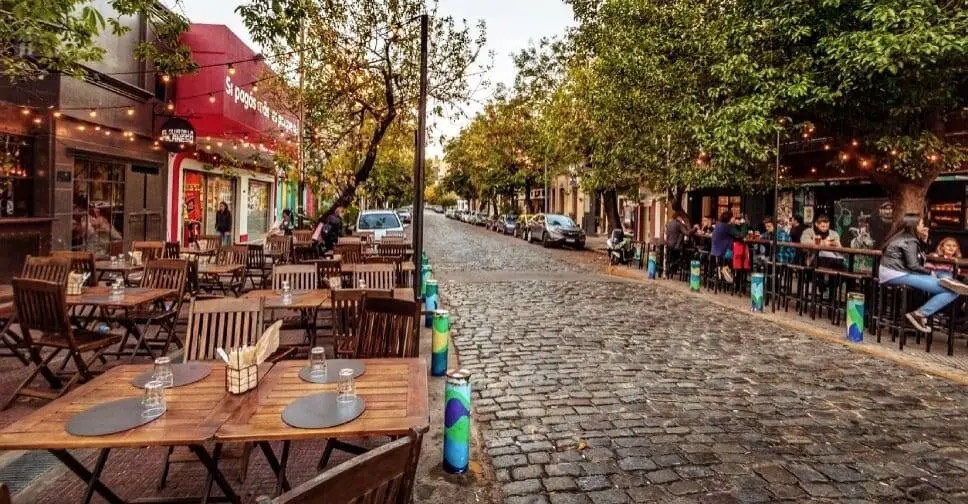 Rua de paralelepípedos com cafés em Palermo
