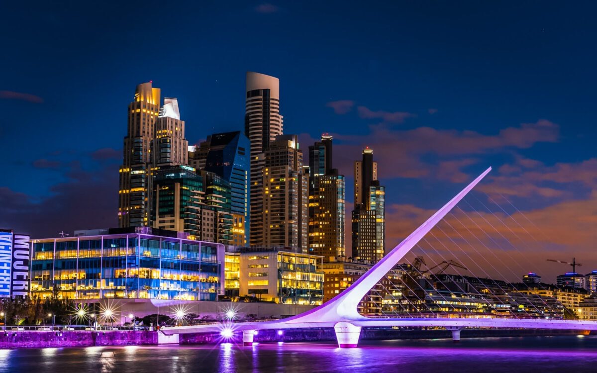 Puente de la Mujer à noite em Puerto Madero